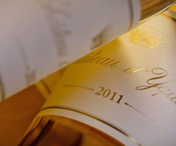 vin blanc château d'Yquem 2011 au verre à la table 3